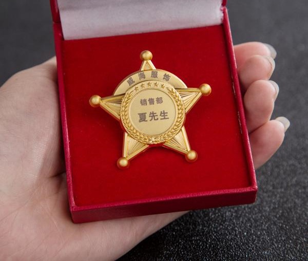 在單位服務(wù)崗滿三年五年十年以上的優(yōu)秀員送什么紀(jì)念品好？